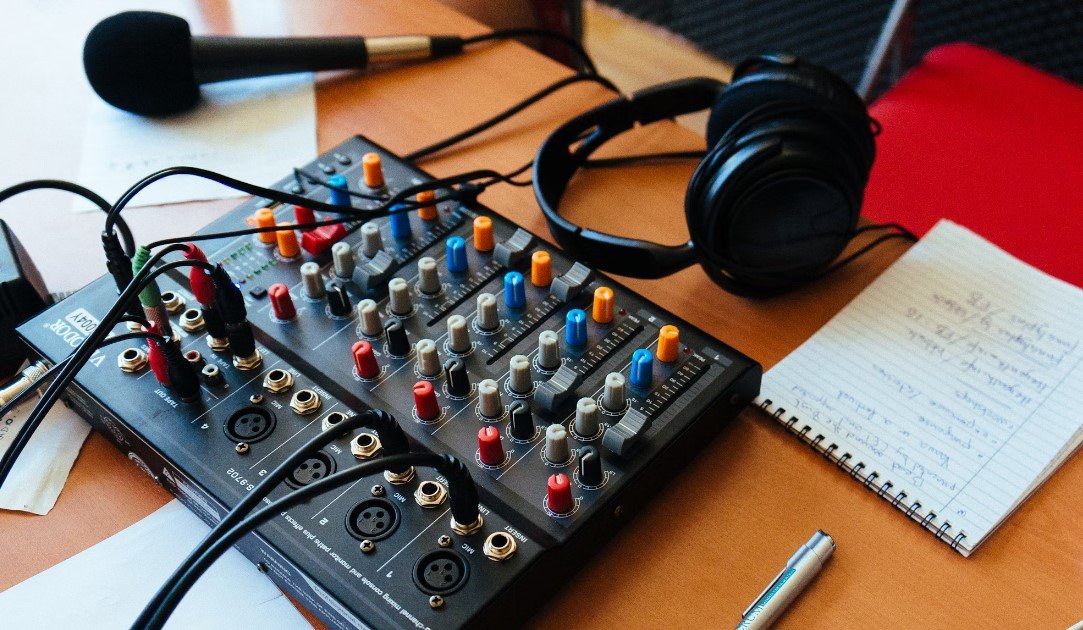 Read more about the article How to Create a Podcast Studio That Reflects Your Brand